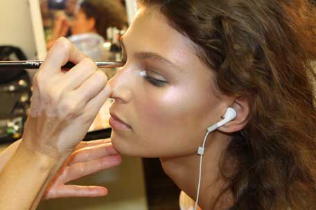 mac-artisti-doing-eye-makeup-at-jen-kao-ss13